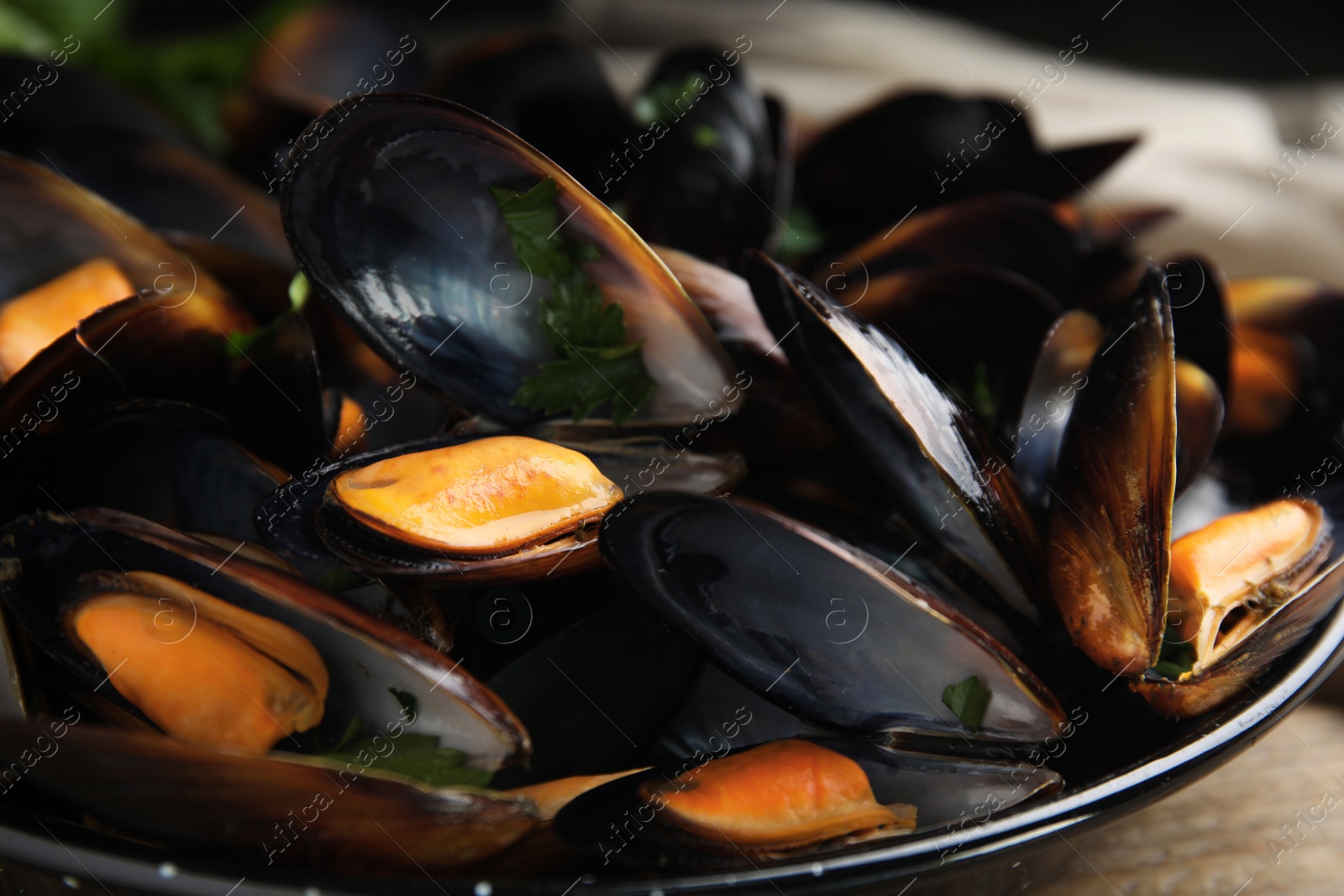 Photo of Pan of cooked mussels with parsley, closeup
