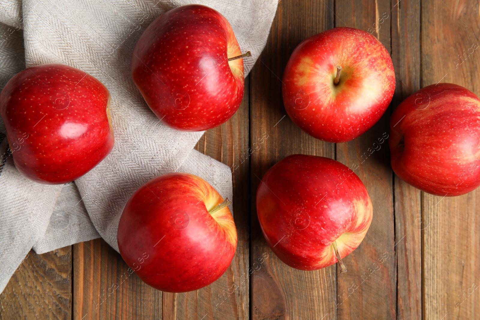 Photo of Ripe red apples on wooden table, flat lay