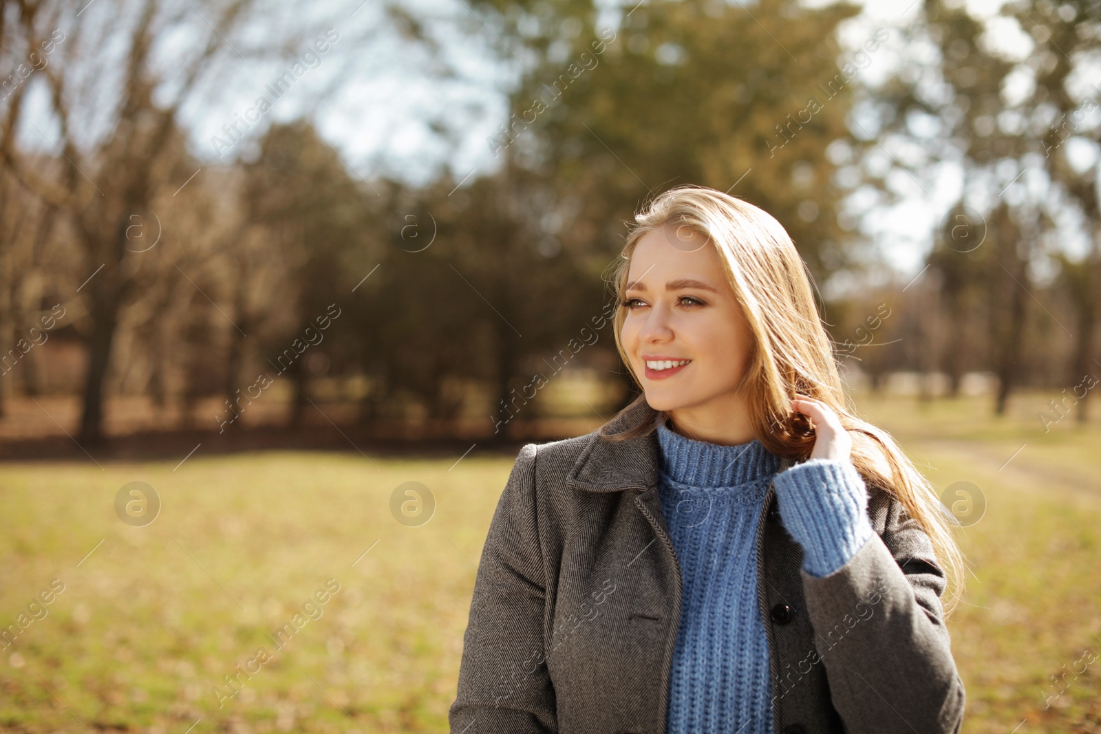Photo of Portrait of beautiful young woman in city park on sunny day