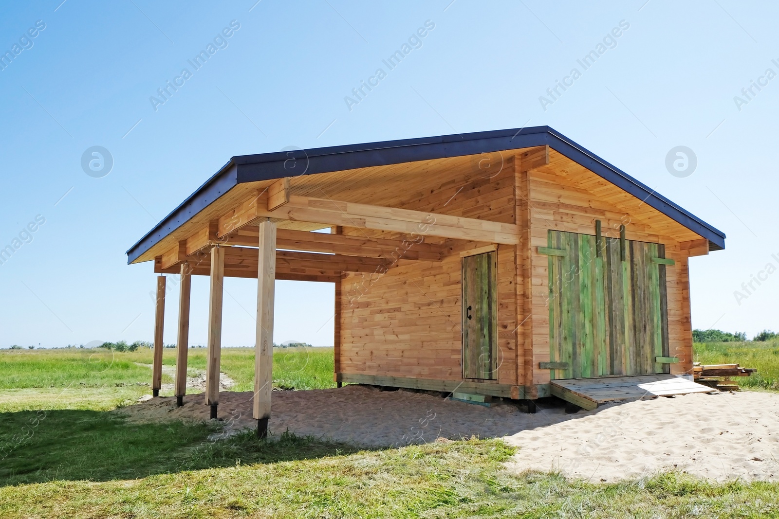 Photo of Wooden barn in countryside on sunny day