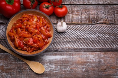 Photo of Delicious lecho and ingredients on wooden table, flat lay. Space for text