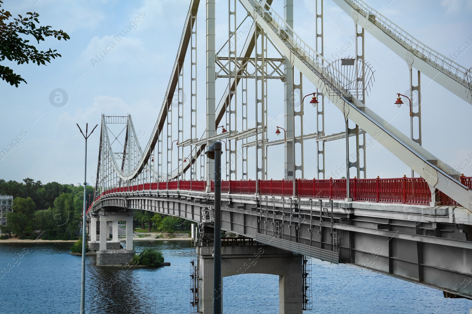 Photo of KYIV, UKRAINE - AUGUST 11, 2022: Beautiful view of modern pedestrian Park bridge over Dnipro river