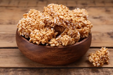 Bowl of puffed rice pieces (kozinaki) on wooden table, closeup