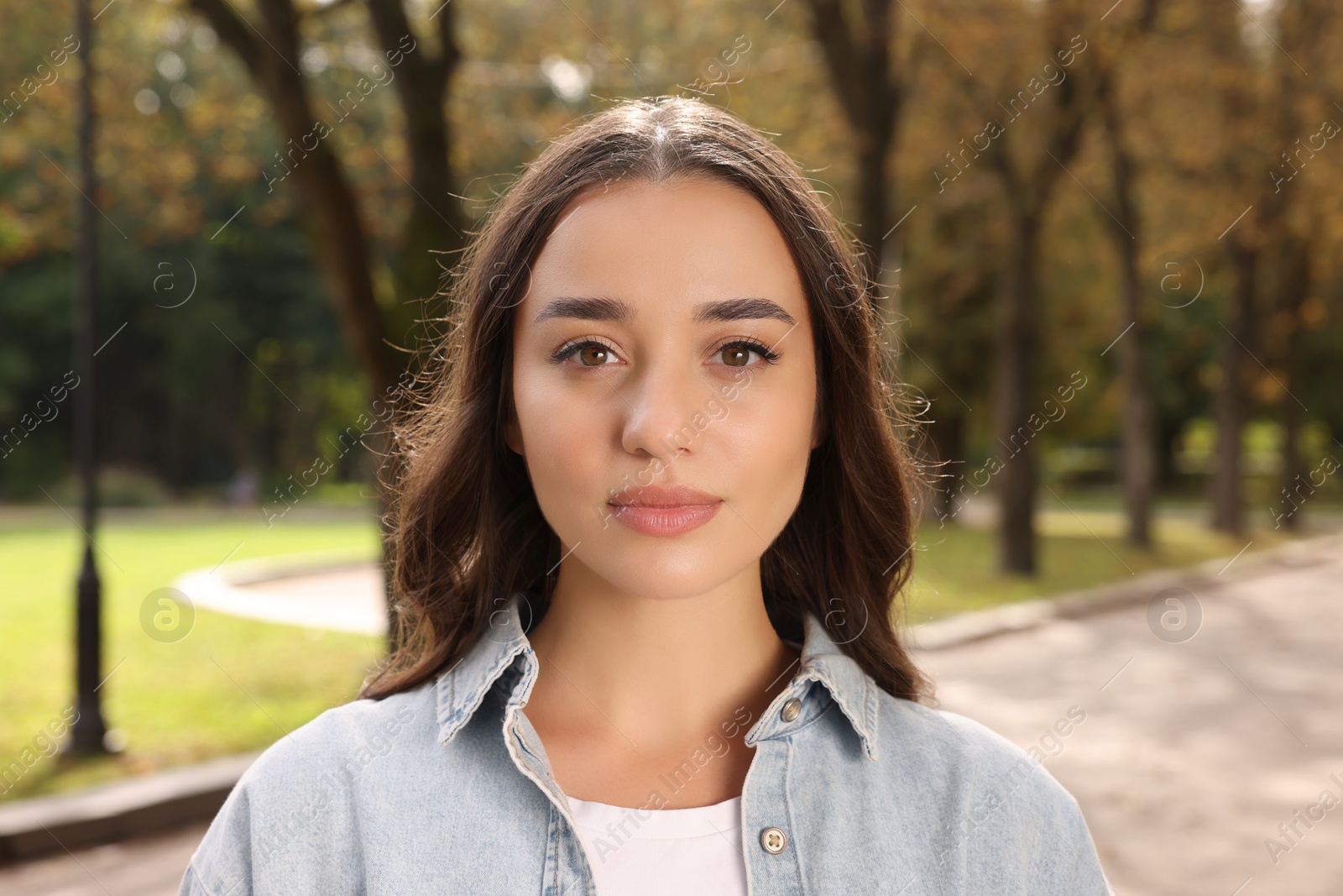 Photo of Portrait of beautiful young woman in park