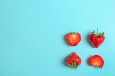 Photo of Flat lay composition with with tasty ripe strawberries on color background