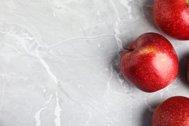 Photo of Ripe juicy red apples on grey background, flat lay. Space for text