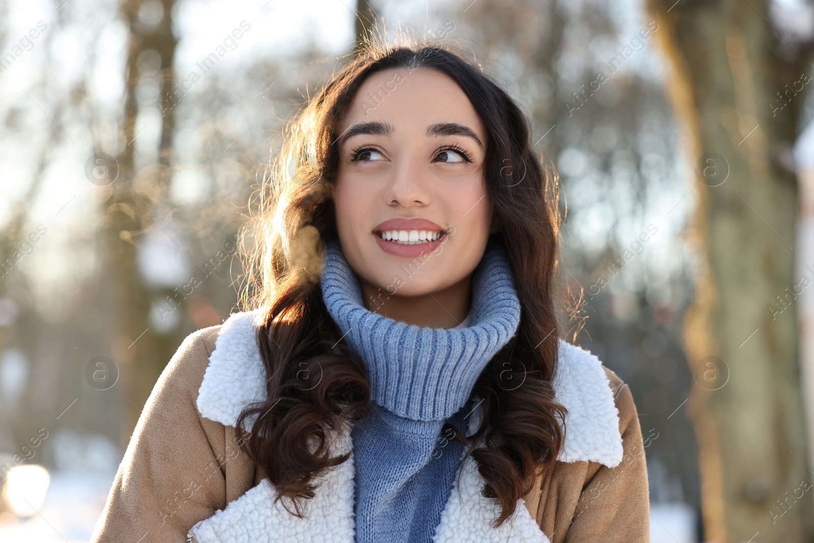 Photo of Portrait of smiling woman in winter snowy park