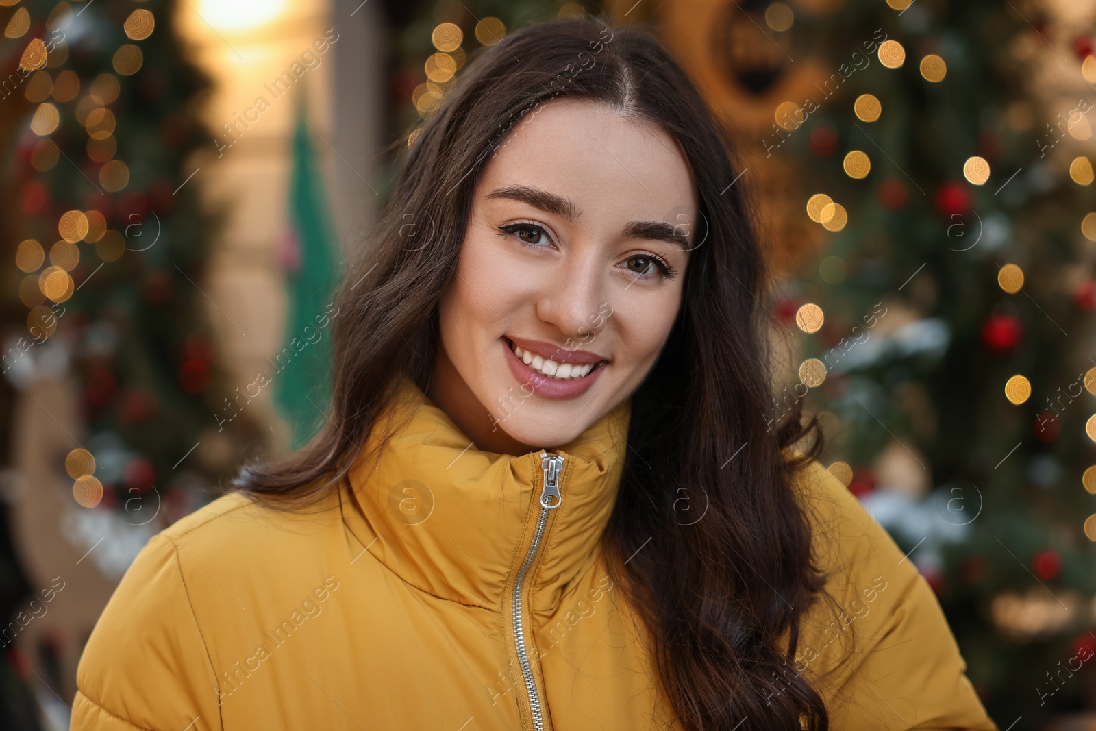 Photo of Portrait of smiling woman on city street in winter