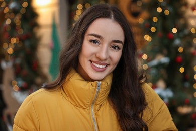 Photo of Portrait of smiling woman on city street in winter