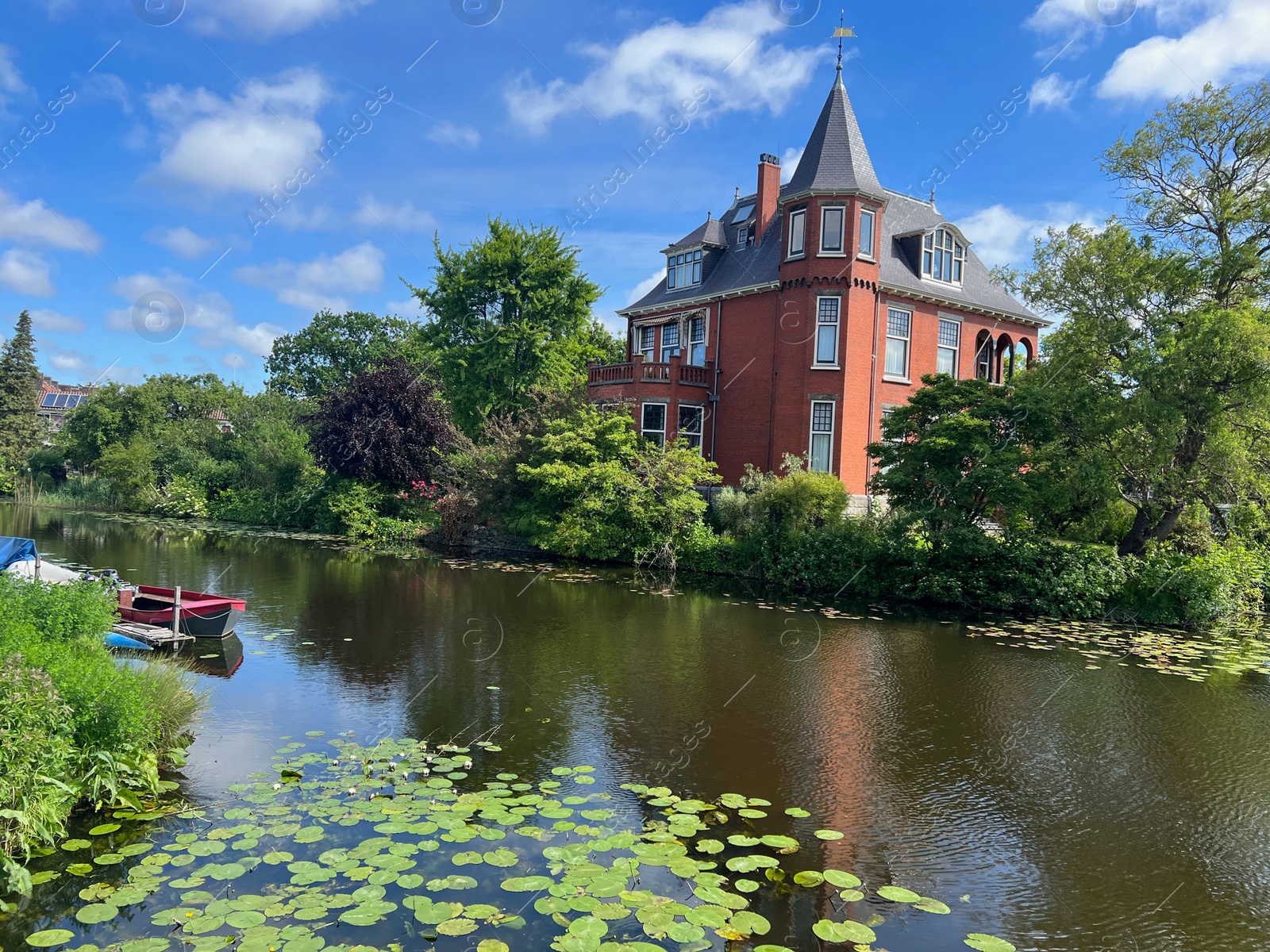 Photo of Beautiful view of house near river on sunny day