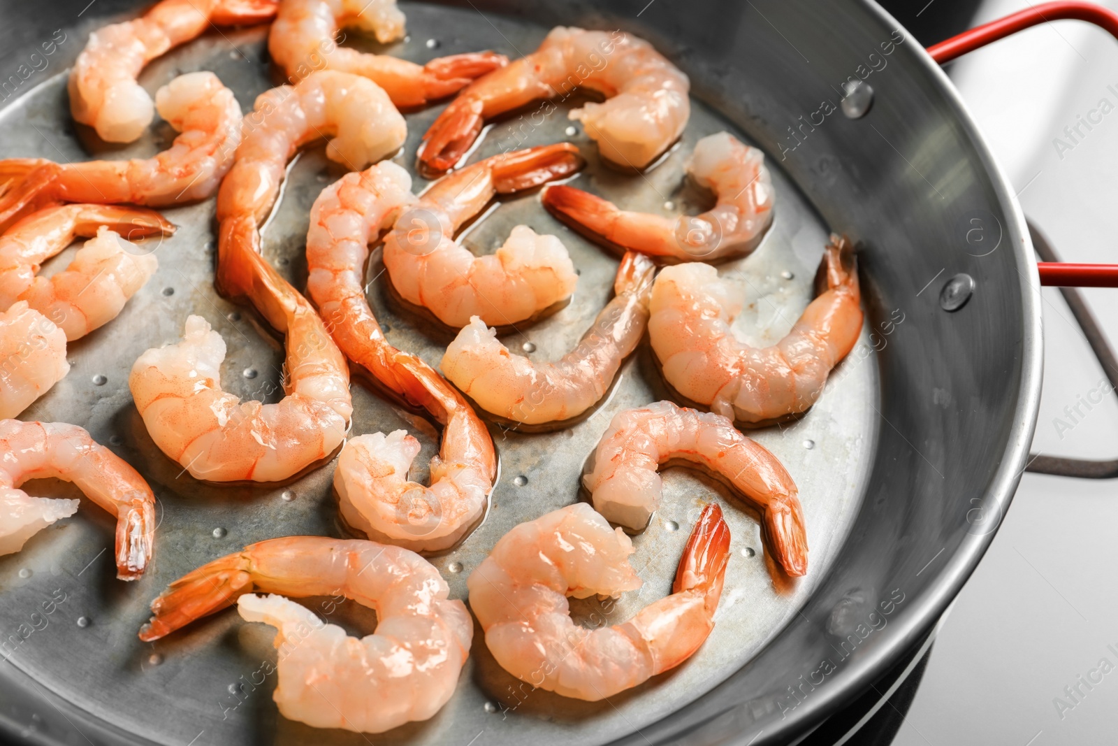 Photo of Frying pan with delicious shrimps, closeup