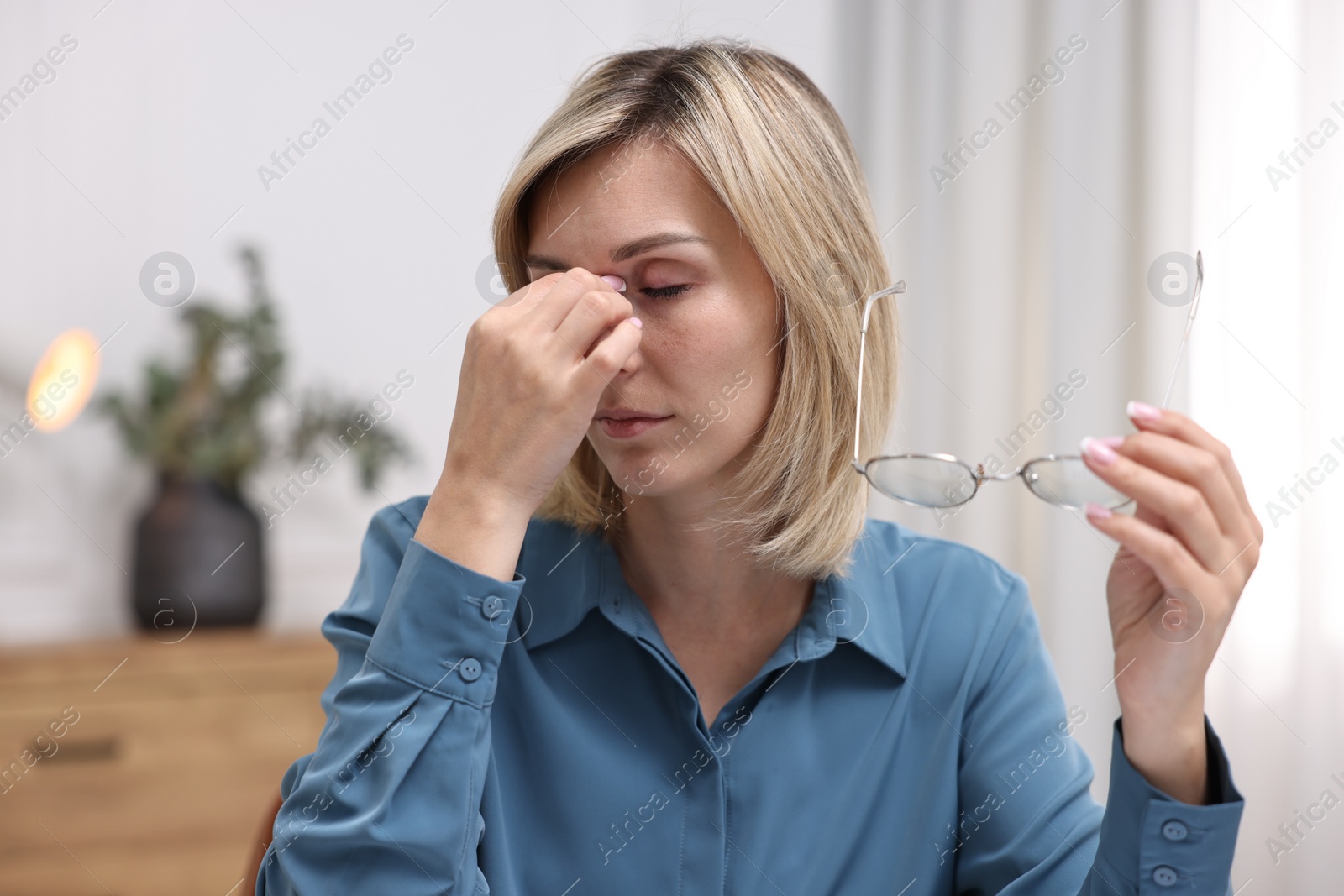 Photo of Portrait of overwhelmed woman with glasses at home