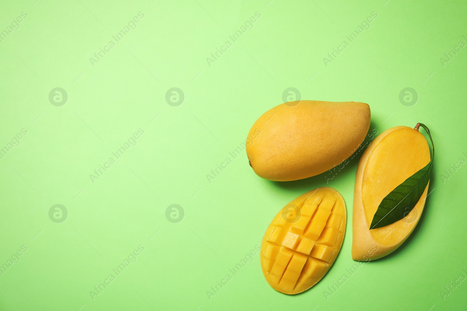 Photo of Flat lay composition with mango fruits on color background. Space for text