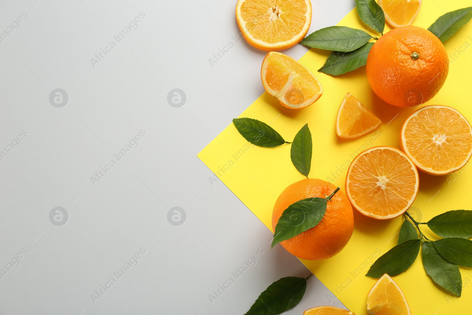 Photo of Delicious oranges on color background, flat lay. Space for text