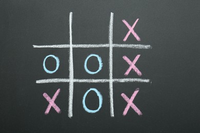 Photo of Tic tac toe game drawn on chalkboard