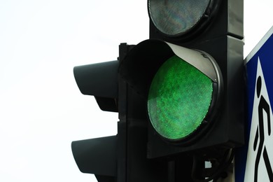 Photo of Traffic light against sky in city, closeup