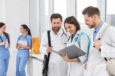 Photo of Teammedical students in college hallway, space for text