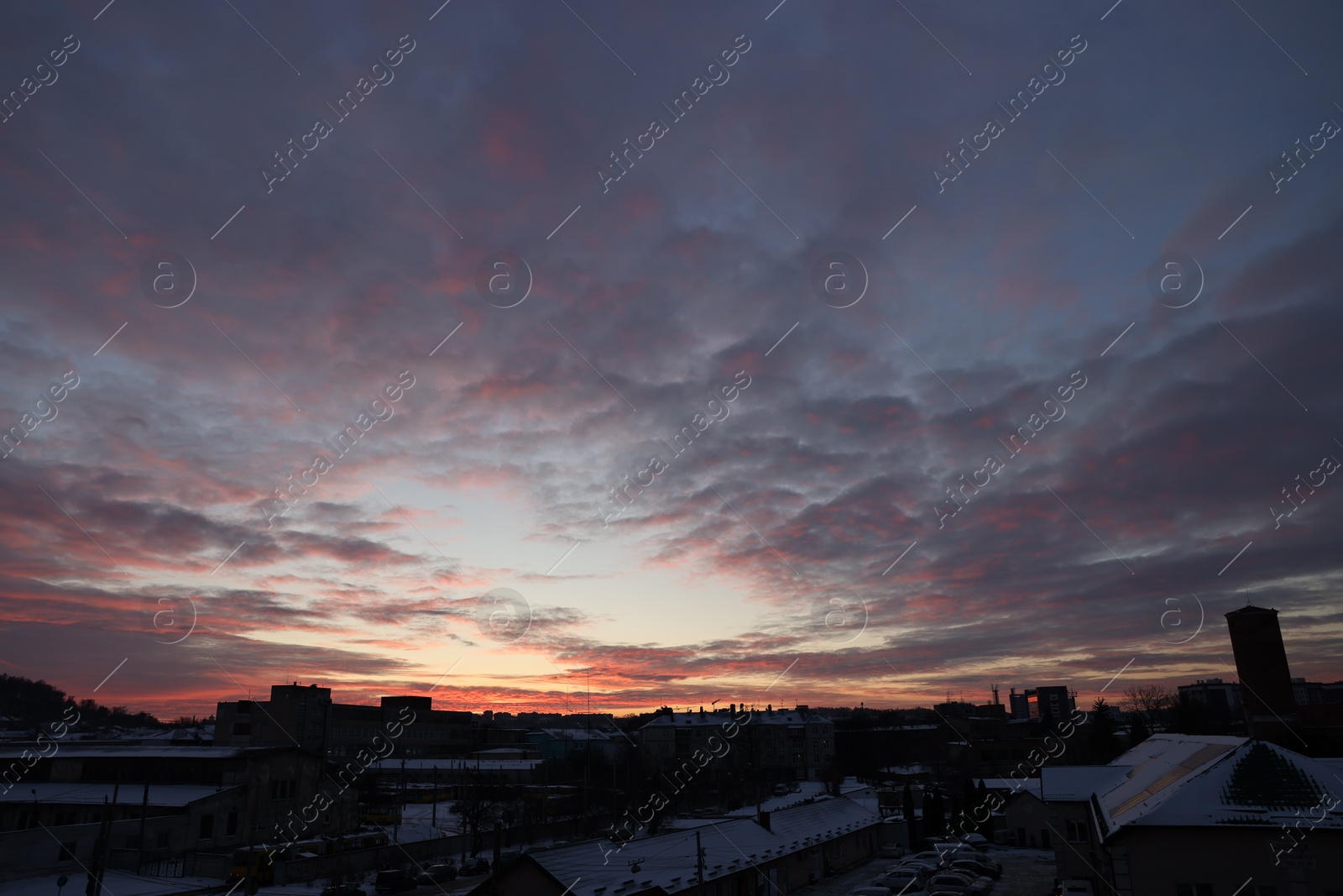 Photo of Picturesque view of sunset with beautiful clouds over city