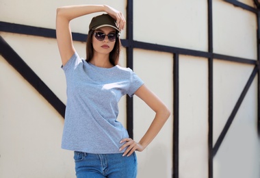 Young woman wearing gray t-shirt on street. Urban style