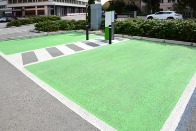 Electric vehicle charging station on city street