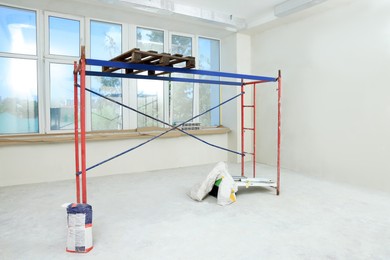 Photo of Scaffold in empty room prepared for renovation