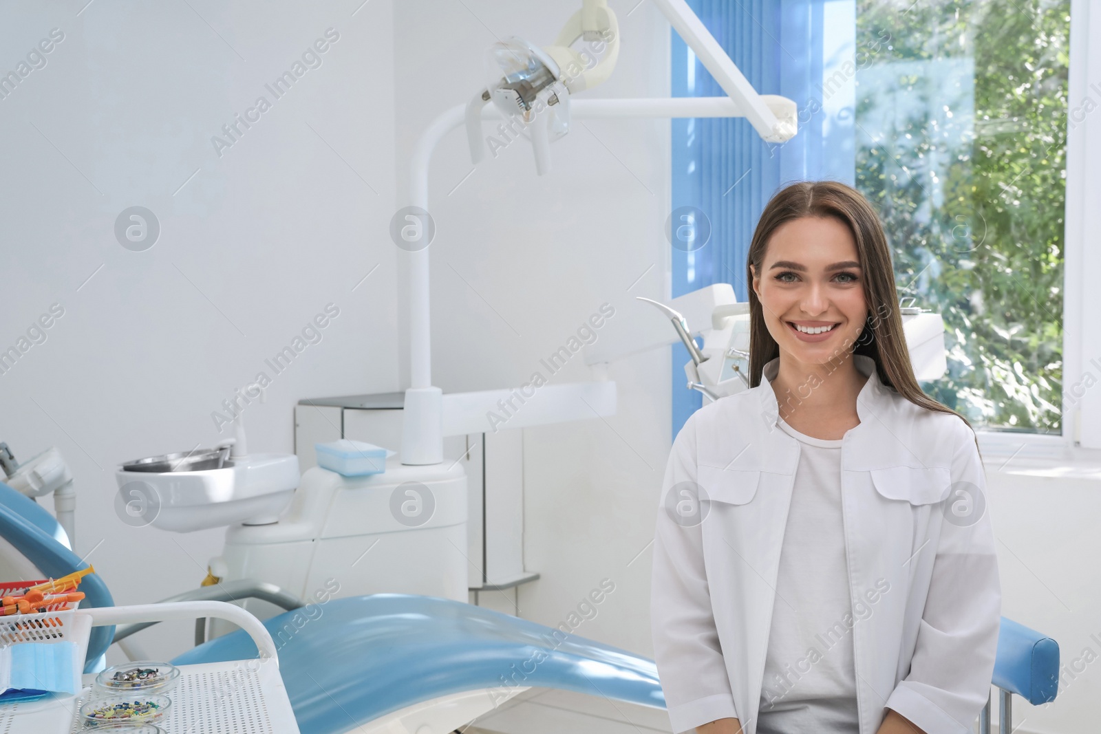 Photo of Portrait of professional dentist at workplace in clinic