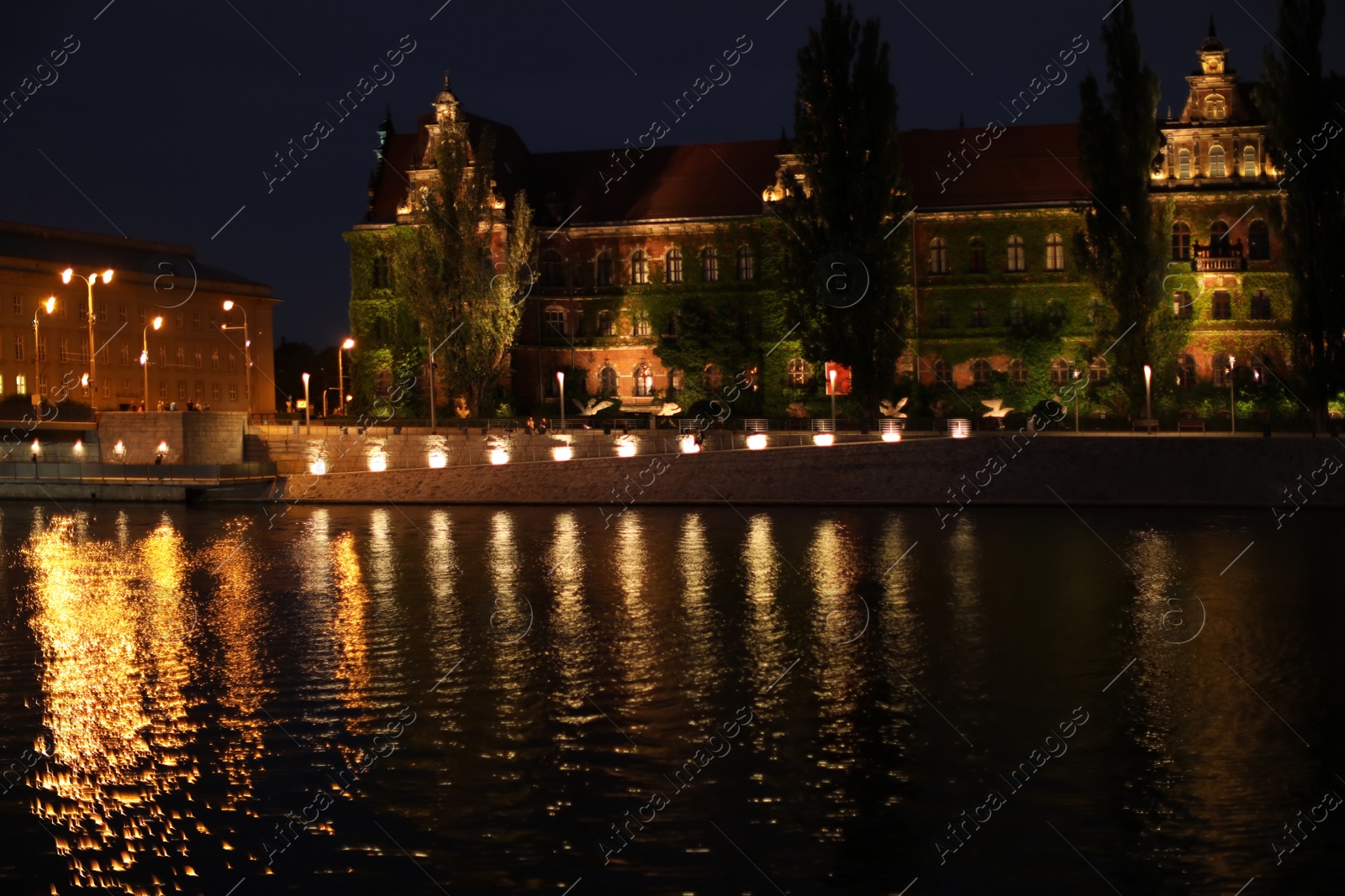 Photo of Beautiful view of illuminated city near river at night