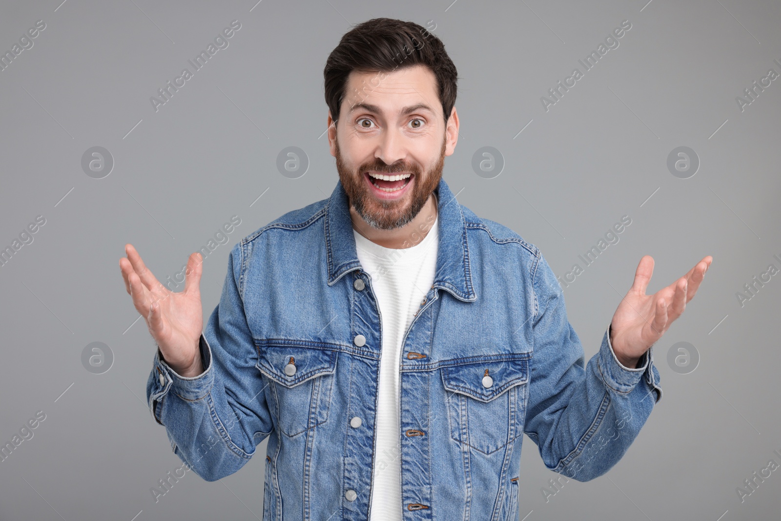 Photo of Portrait of surprised man on grey background