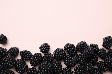 Photo of Tasty ripe blackberries on light background, flat lay. Space for text