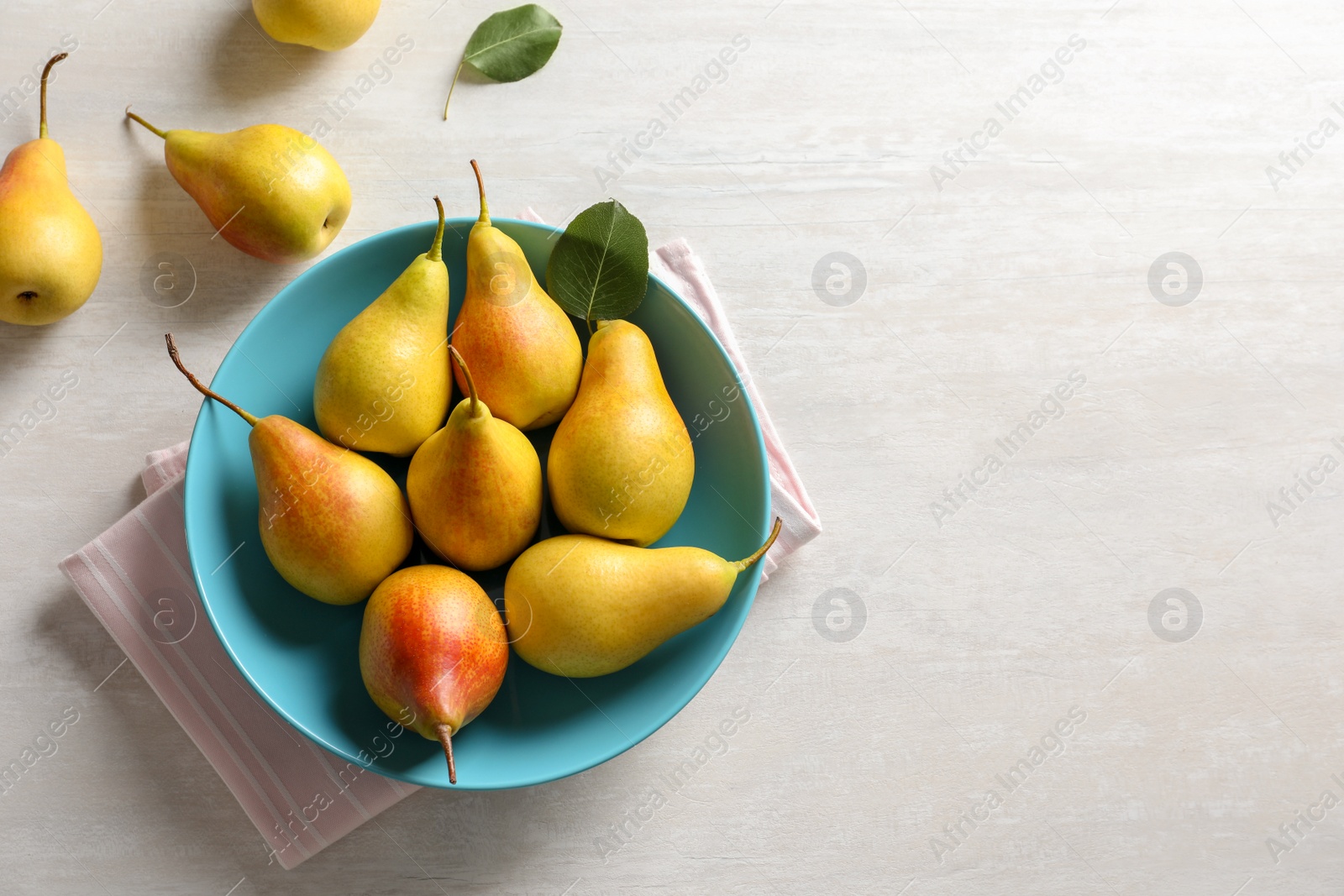 Photo of Flat lay composition with ripe pears on light background. Space for text