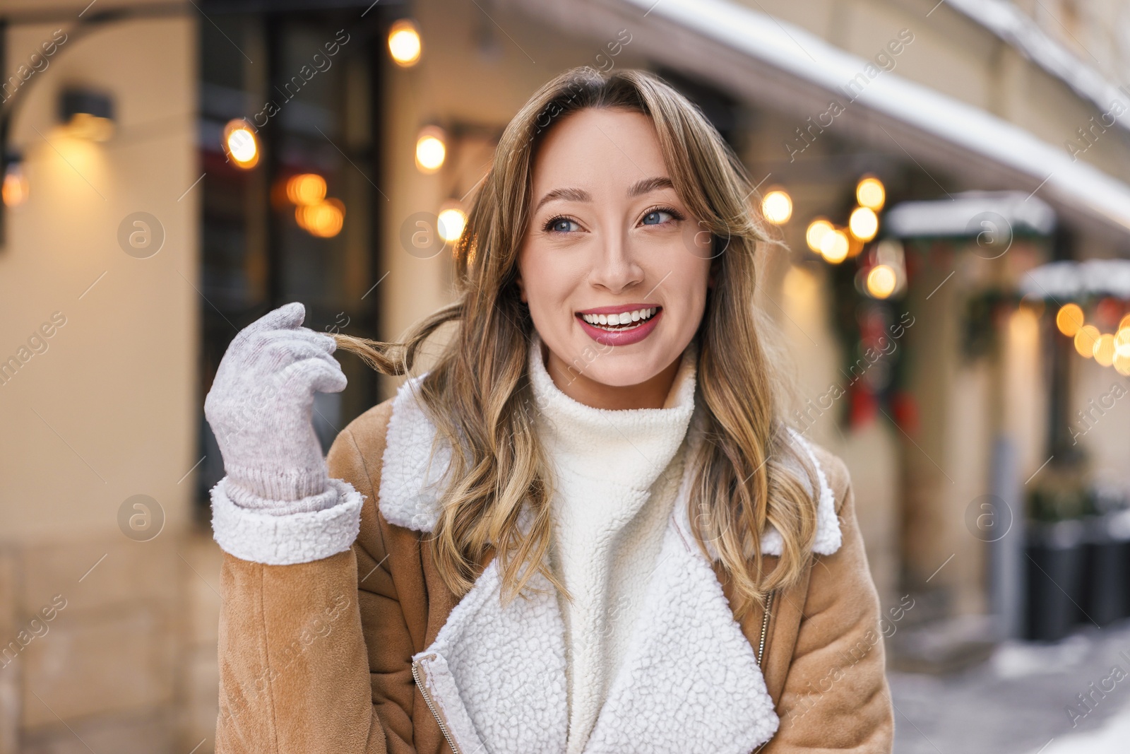 Photo of Portrait of smiling woman on city street in winter