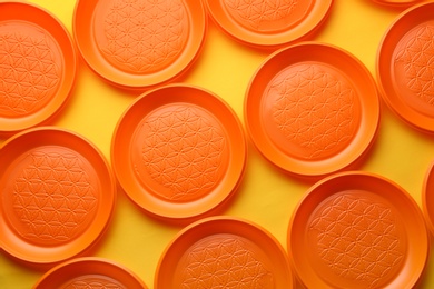 Photo of Plastic plates on color background, top view. Picnic table setting