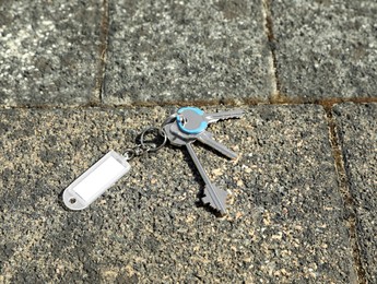 Photo of Bunch of lost keys on pavement outdoors