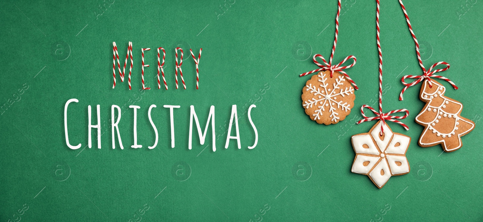 Image of Text MERRY CHRISTMAS and cookies on green background, flat lay. Banner design