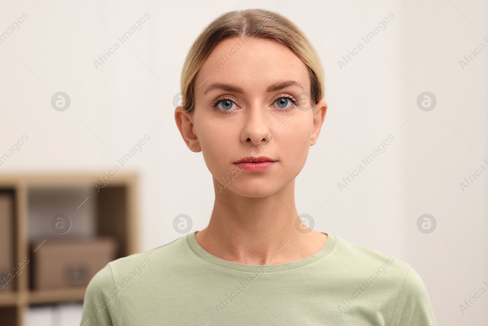 Photo of Portrait of beautiful woman against blurred background