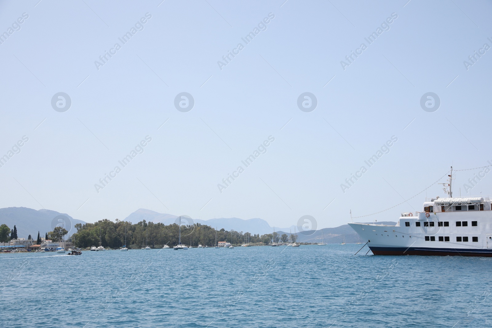 Photo of Beautiful view of boats in sea near shore on sunny day