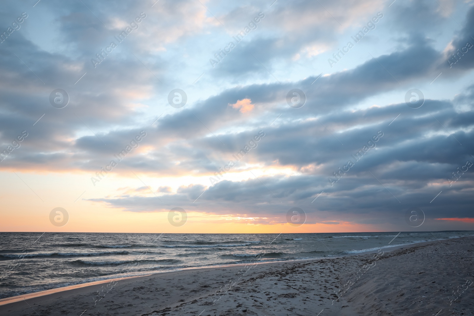 Photo of Picturesque view of cloudy sky over sea at sunset