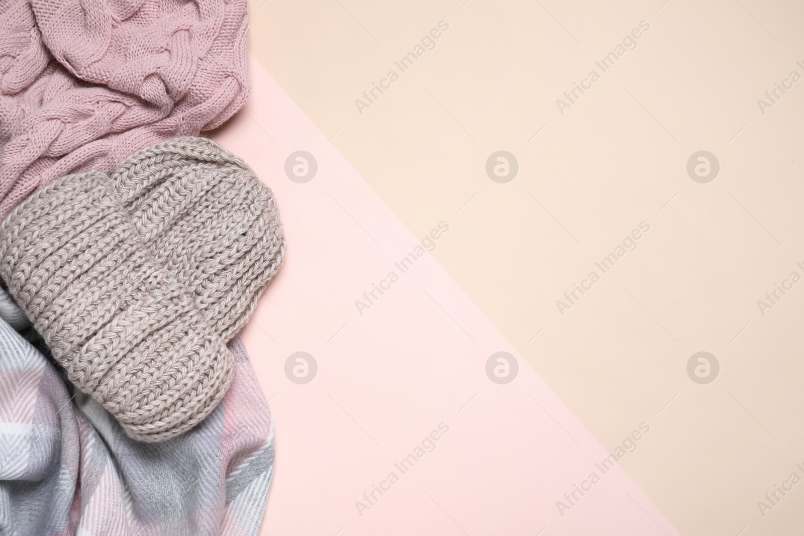 Photo of Stylish sweater, scarf and hat on color background, flat lay. Space for text