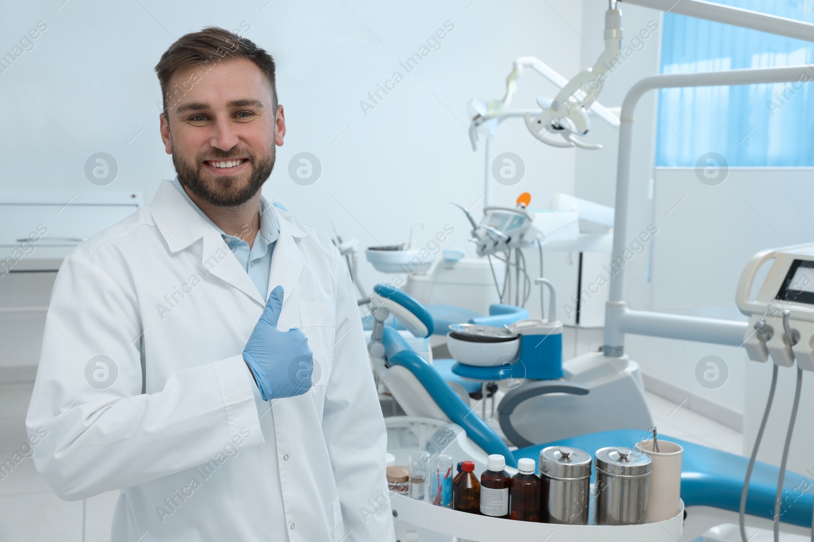 Photo of Portrait of professional dentist at workplace in clinic