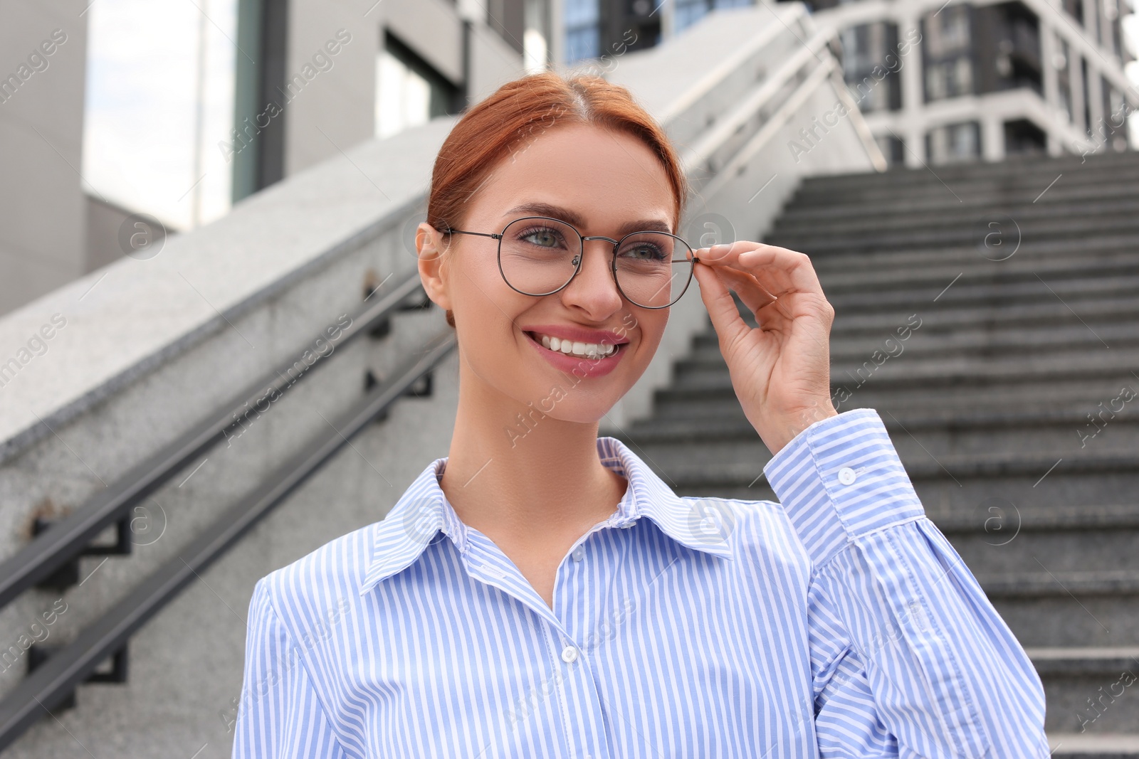 Photo of Portrait of beautiful woman in glasses outdoors