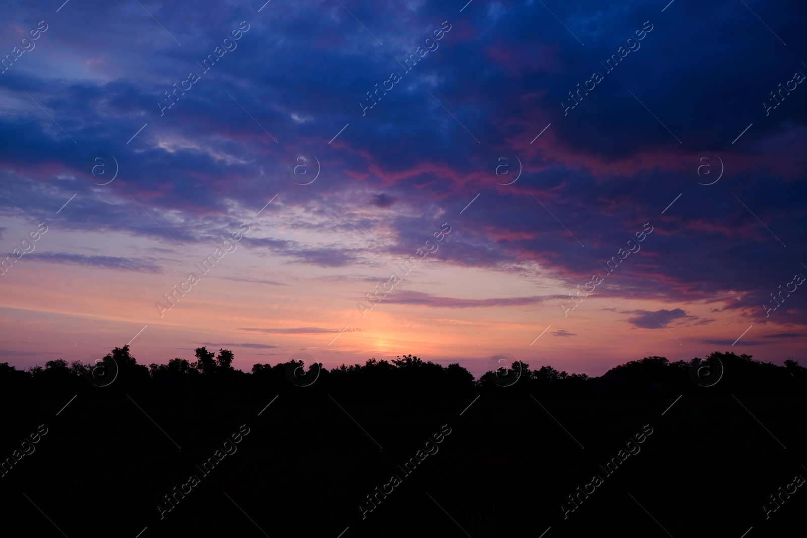 Photo of Picturesque view of beautiful twilight sky with clouds