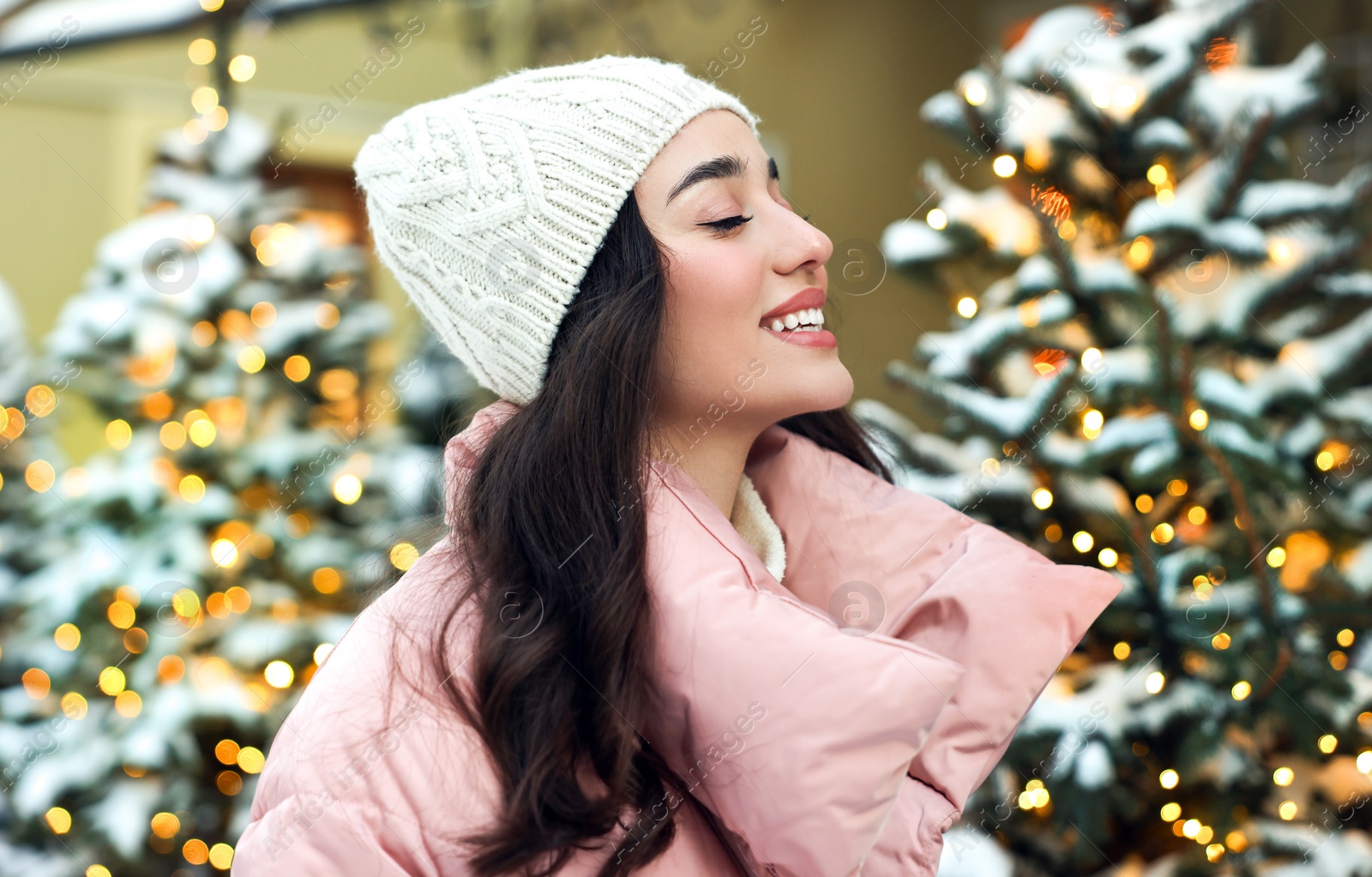 Photo of Portrait of smiling woman on city street in winter