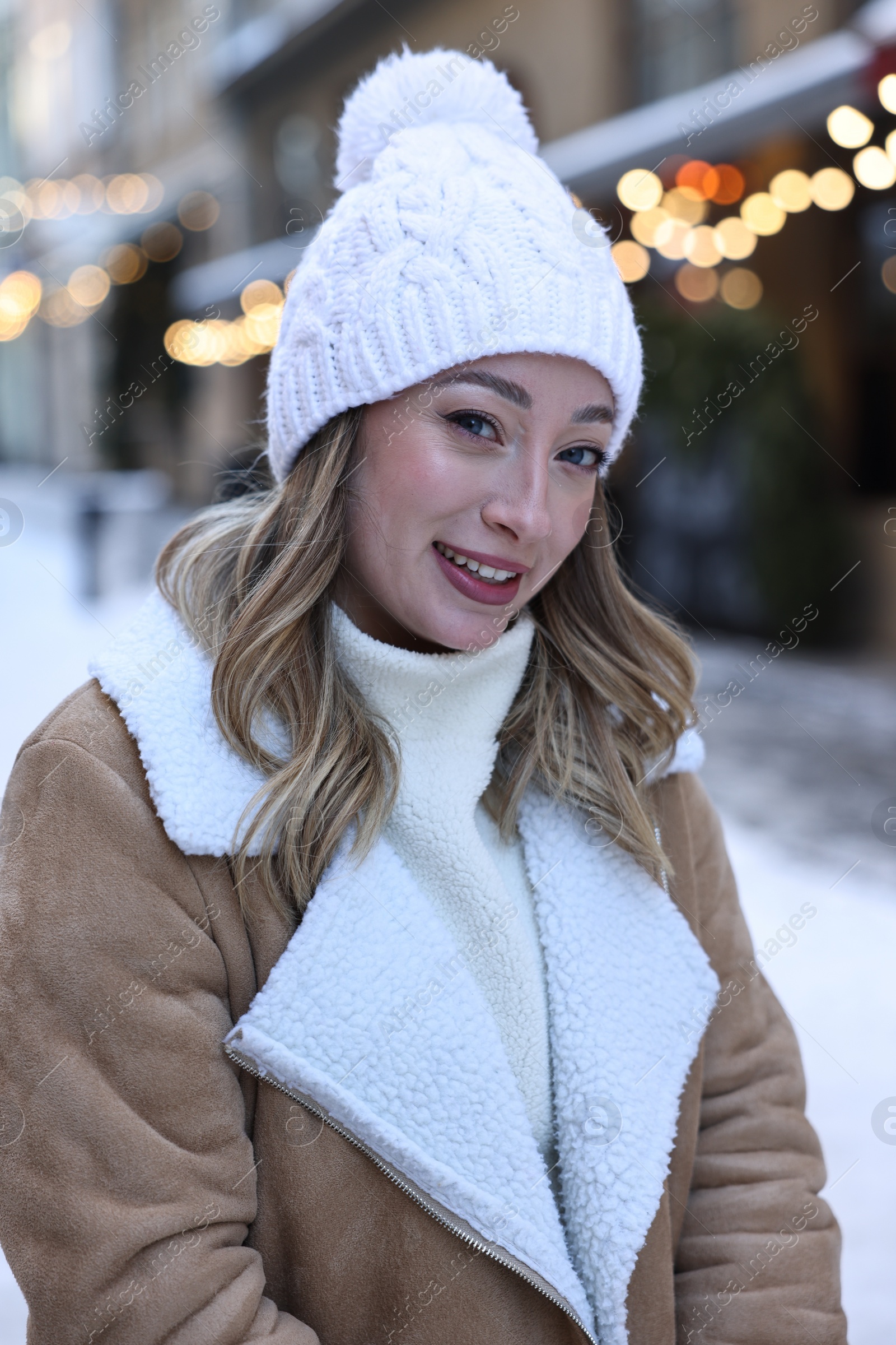 Photo of Portrait of smiling woman on city street in winter