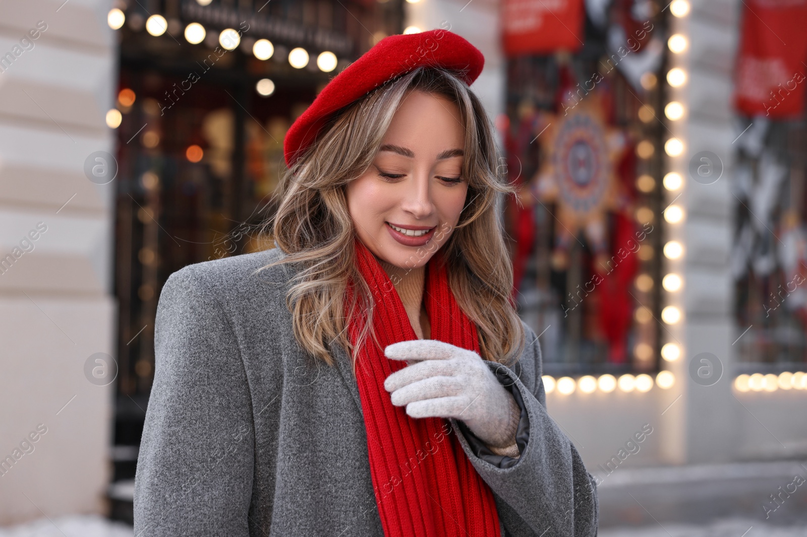 Photo of Portrait of smiling woman on city street in winter