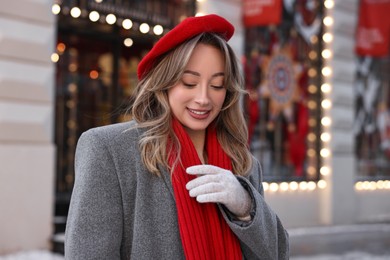 Photo of Portrait of smiling woman on city street in winter