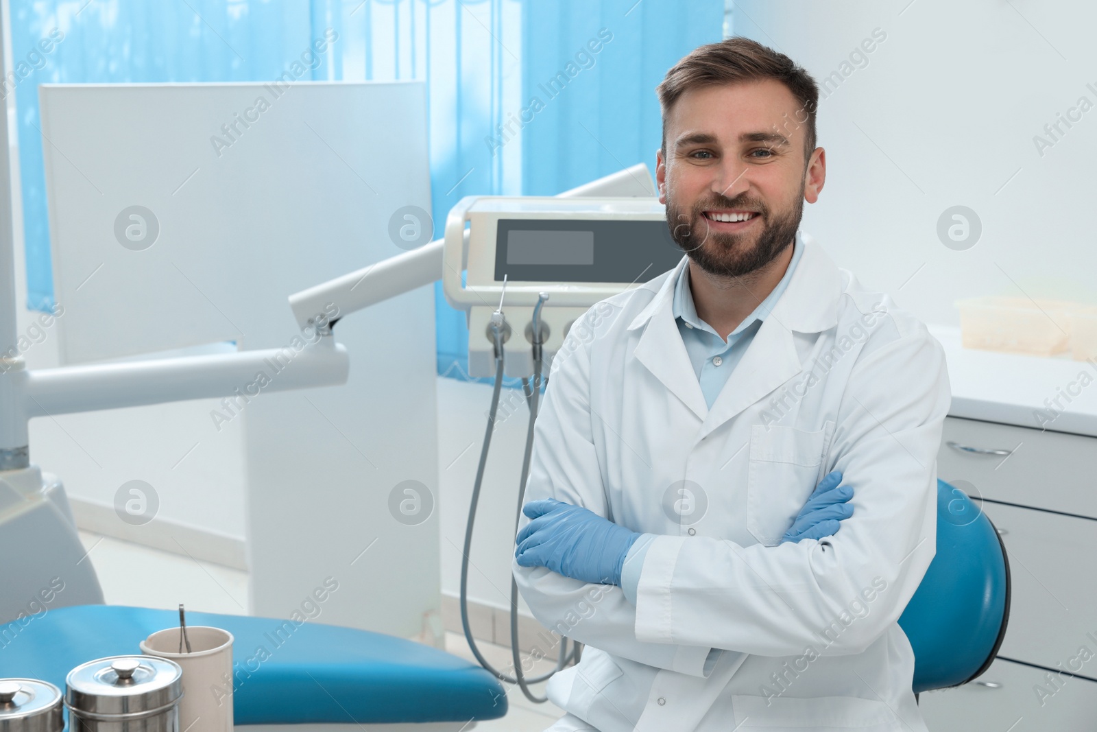 Photo of Portrait of professional dentist at workplace in clinic