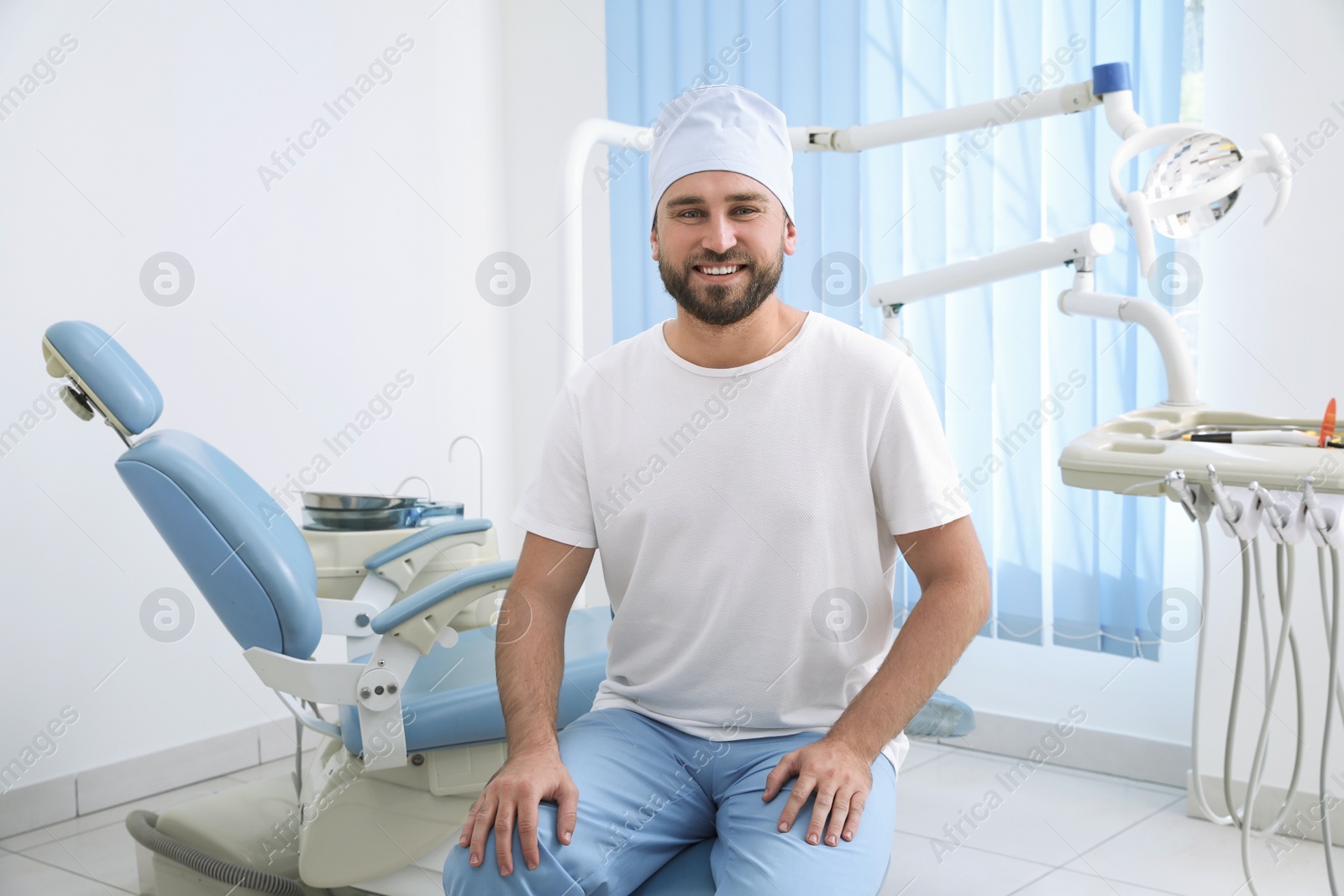 Photo of Portrait of professional dentist at workplace in clinic