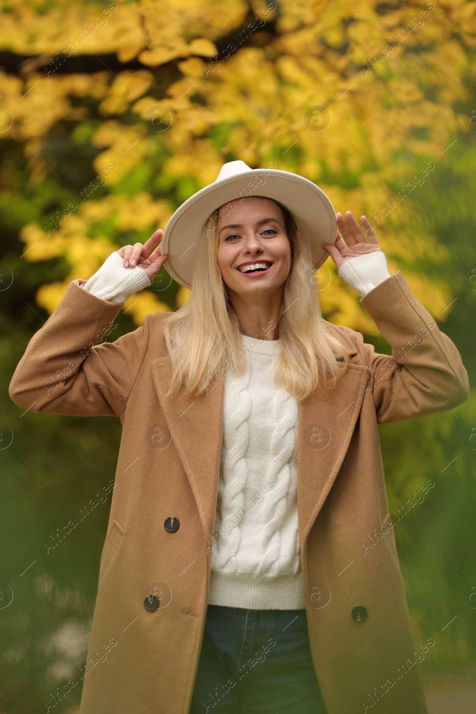 Photo of Portrait of happy woman in autumn park