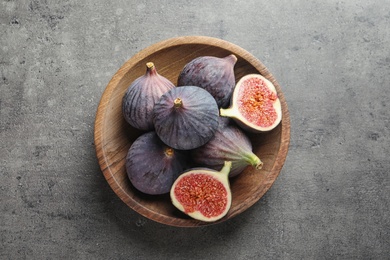 Photo of Bowl with fresh ripe figs on gray background, top view