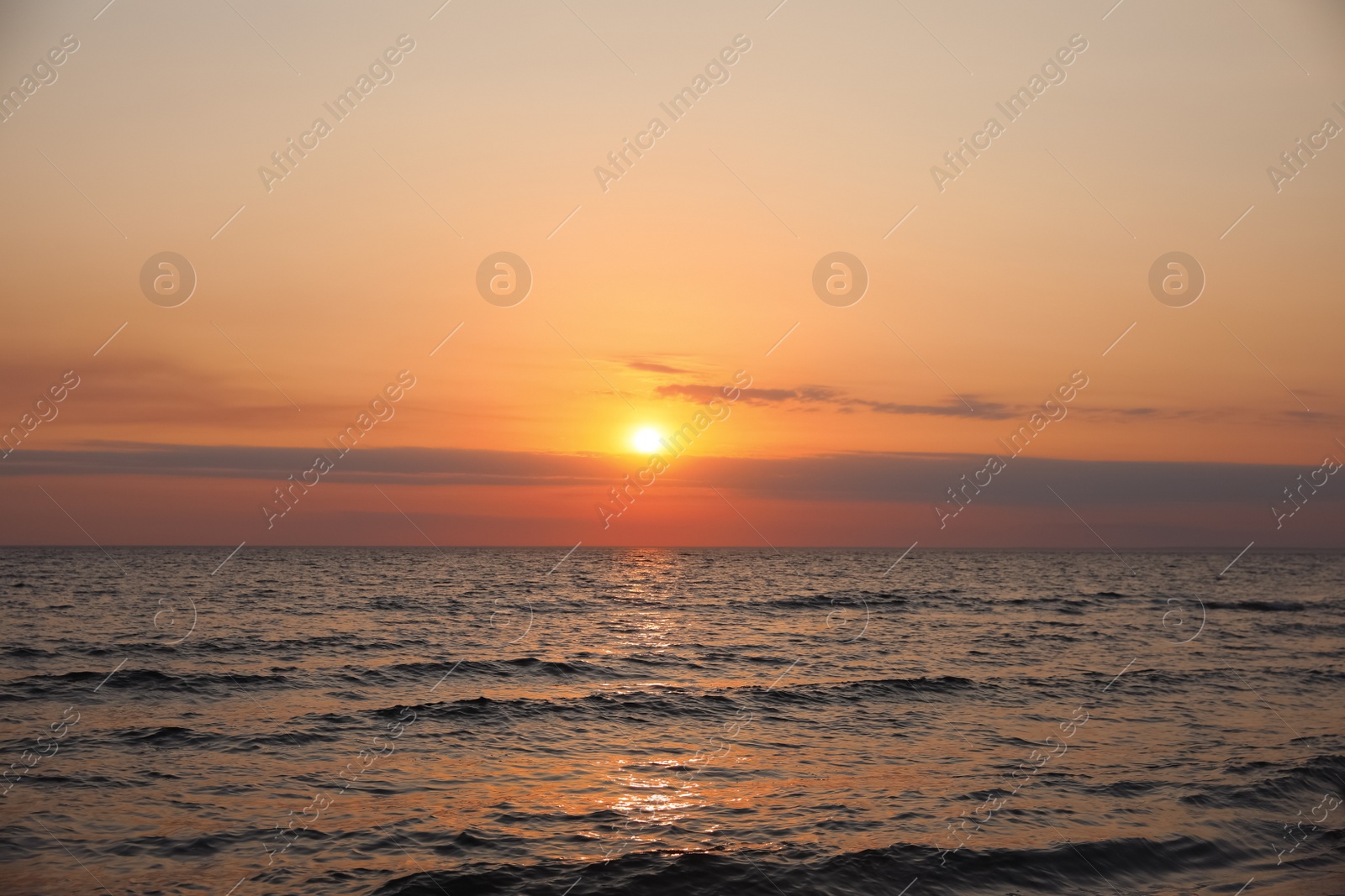 Photo of Beautiful sky with sun over sea during sunset 